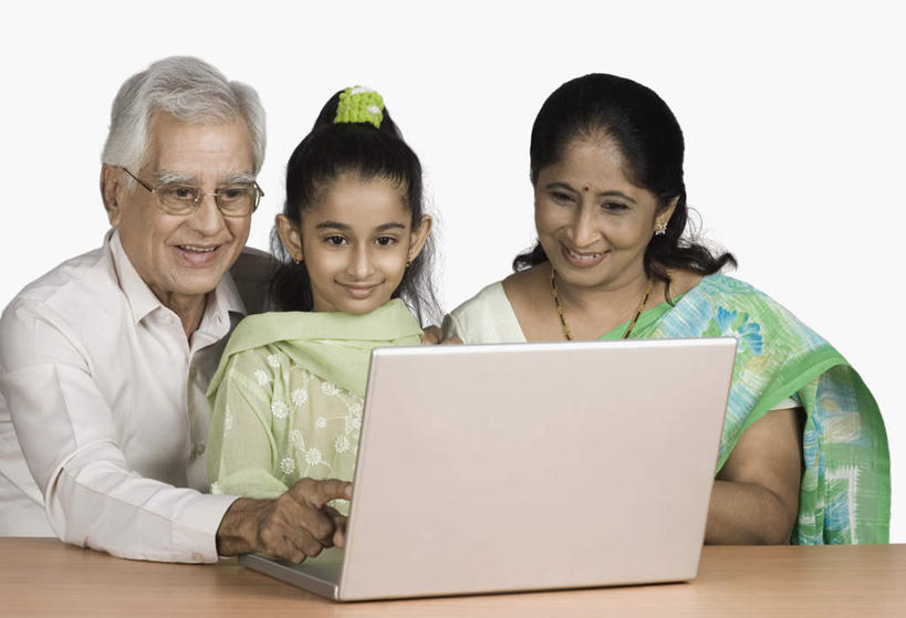 儿童,老年人,三个人,家庭,夫妻,祖母,祖父,坐,笑,微笑,露齿笑,横图,室内,白天,白色背景,正面,民族服装,爱情,纯洁,电脑,笔记本电脑,桌面,桌子,亚洲,网络,木制,眼镜,办公桌,浪漫,注视,通讯设备,小孩,木制品,观察,看,温暖,温馨,一家人,恩爱,可爱,童年,童趣,恋人,摄影,服饰,影棚,奶奶,爷爷,观看,飘逸,祖孙,老花镜,和睦,察看,无线,庄重,关注,追求,通信设备,无线网络,无线上网,便携式电脑,童真,烂漫,无邪,外婆,外孙女,外祖母,外公,外祖父,纱丽,雅致,纱丽服,清婉,妍丽,远视眼镜,天真,手提电脑,老年男性,老年女性,男人,男性,女孩,女人,女性,亚洲人,印度人,孩子,夫妇,情侣,孙女,坐着,半身,彩图,影棚拍摄,传统服装,民俗服,拍摄,伴侣,融洽,女生,奢华