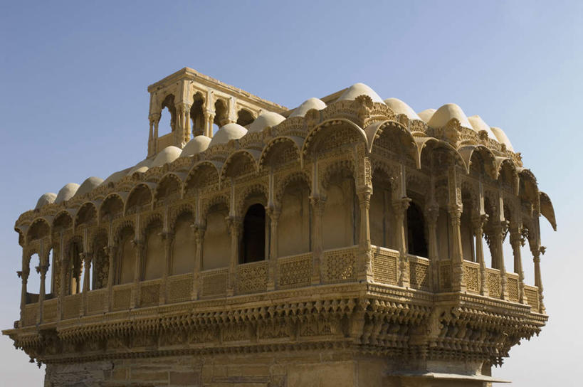 无人,家,宫殿,栏杆,露台,横图,室外,白天,仰视,旅游,度假,名胜古迹,别墅,阳台,标志建筑,地标,建筑,印度,亚洲,一排,阴影,遗迹,整齐,光线,影子,柱子,房屋,屋子,公寓,围栏,古迹,文物,娱乐,建设,古建筑,洋房,护栏,楼房,住宅,排列,蓝色,蓝天,天空,阳光,天,享受,休闲,旅游胜地,放松,晴朗,队列,南亚,豪宅,古文明,万里无云,首府,拉贾斯坦邦,拉贾斯坦,印度共和国,红粉之城,斋普尔,晴空,晴空万里,彩图,低角度拍摄,房子,露天阳台