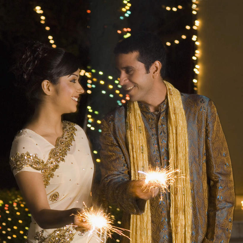 两个人,家庭,夫妻,站,笑,微笑,露齿笑,横图,室内,夜晚,正面,民族服装,爱情,照明,亚洲,握,阴影,装饰,光线,彩灯,影子,灯光,浪漫,拿,拿着,注视,灯,围巾,灯具,观察,看,站着,温暖,温馨,一家人,恩爱,握着,恋人,服饰,花灯,围脖,观看,飘逸,保暖,华丽,照亮,点缀,和睦,察看,御寒,庄重,照明设备,关注,追求,纱丽,衬托,美观,雅致,雅观,纱丽服,清婉,妍丽,男人,男性,年轻男性,年轻女性,女人,女性,亚洲人,印度人,年轻人,夫妇,情侣,站立,半身,彩图,传统服装,民俗服,伴侣,融洽,奢华