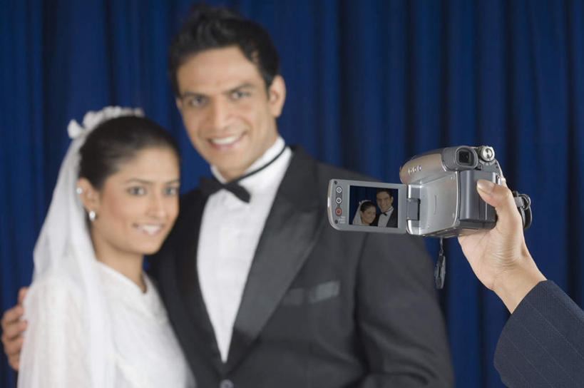 背部,三个人,夫妻,新娘,新郎,站,笑,微笑,露齿笑,横图,室内,白天,正面,婚纱,衬衫,西装,爱情,婚礼,快乐,亚洲,握,套装,正装,庆祝,领带,摄像机,结婚,浪漫,拿,拿着,注视,职业装,蓝色,观察,看,站着,喜庆,恩爱,摄像,握着,恋人,摄影,帷幕,摄影机,观看,纪念,察看,关注,帷幔,录像,幕布,幕帘,帷幔布,男人,男性,年轻男性,年轻女性,女人,女性,亚洲人,印度人,夫妇,情侣,站立,半身,彩图,衬衣,婚礼服,礼服,高兴,伴侣