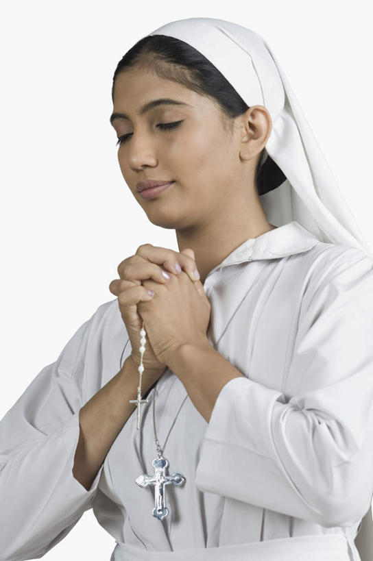 一个人,闭眼,竖图,室内,白天,白色背景,正面,民族服装,项链,亚洲,仅一个年轻女性,仅一个女性,仅一个人,握,服装,节日,十字架,祝福,拿,拿着,文化,装饰品,虔诚,衣服,饰品,首饰,祈祷,双手合十,健康,握着,许愿,摄影,宗教,服饰,信仰,影棚,纪念,祈求,基督教,衣着,穿着,天主教,感谢,合掌,合十礼,合掌礼,合十,莲华合掌,感恩,衣饰,平安,年轻女性,女人,女性,亚洲人,印度人,闭眼睛,闭着眼,闭着眼睛,半身,彩图,影棚拍摄,传统服装,民俗服,拍摄