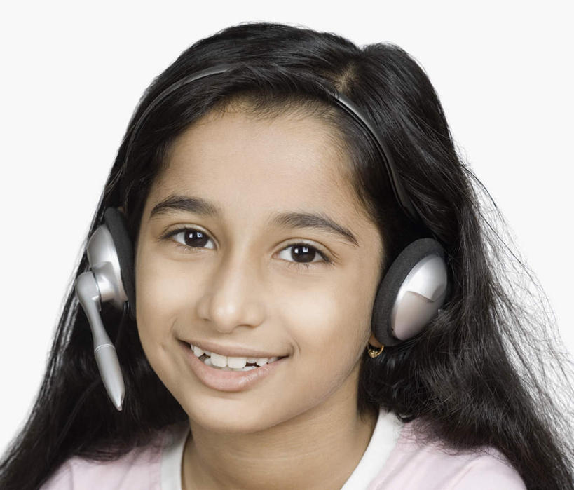 儿童,脸,头,脸颊,头发,一个人,笑,微笑,露齿笑,横图,室内,特写,白天,白色背景,正面,快乐,满意,幸福,纯洁,亚洲,仅一个女性,仅一个人,服装,音响,音乐,注视,休闲装,娱乐,小孩,衣服,黑色,耳机,观察,看,仅一个小孩,享受,休闲,休闲服,放松,可爱,童年,童趣,摄影,服饰,影棚,观看,察看,舒适,享乐,关注,童真,烂漫,无邪,天真,女孩,女人,女性,亚洲人,印度人,孩子,头部,长发,直发,脸部,脸蛋,面部,半身,彩图,影棚拍摄,拍摄,女生