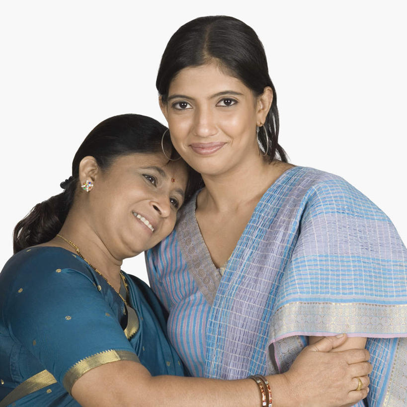 两个人,家庭,母亲,女儿,站,抱,笑,微笑,露齿笑,横图,室内,白天,白色背景,正面,民族服装,亚洲,注视,装饰品,饰品,手链,首饰,观察,看,站着,温暖,温馨,母女,一家人,母爱,摄影,服饰,手镯,影棚,抱着,观看,飘逸,和睦,察看,搂着,庄重,关注,追求,镯子,纱丽,雅致,纱丽服,清婉,妍丽,年轻女性,女人,女性,中年女性,亚洲人,印度人,怀抱,搂,搂抱,相抱,拥抱,站立,半身,彩图,影棚拍摄,传统服装,民俗服,拍摄,融洽,奢华