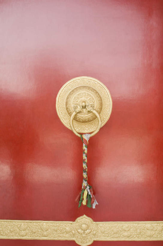 无人,竖图,室外,特写,白天,正面,门,静物,花纹,装饰,红色,把手,门把手,门框,金色,华丽,修饰,门把,点缀,富贵,忠诚,衬托,美观,雅致,雅观,富丽,名誉,荣华,拉手,彩图