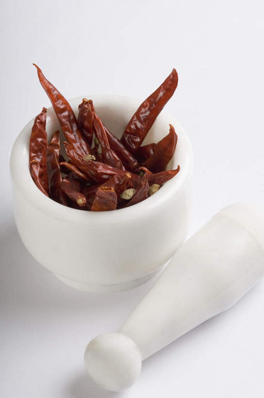 无人,竖图,俯视,室内,白天,白色背景,桌面,桌子,辣椒,蔬菜,阴影,新鲜,反射,木制,影子,食品,食物,木制品,器皿,摄影,有机食品,绿色食品,影棚,研磨,臼杵,辣角,红海椒,大椒,辣虎,广椒,研杵,研钵,臼,辣子,红辣椒,海椒,番椒,彩图,高角度拍摄,影棚拍摄,拍摄