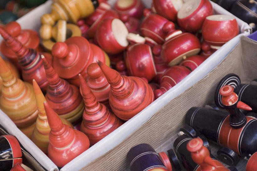 无人,商店,横图,俯视,室外,特写,白天,购物,游戏,消费,静物,许多,朦胧,模糊,很多,玩,娱乐,商铺,陀螺,休闲,益智,金融,活动,发泄,消遣,智力,选购,贸易,宣泄,血拼,陀罗,干乐,冰尜,打老牛,独乐,市肆,商号,玩耍,嬉戏,彩图,高角度拍摄,店铺