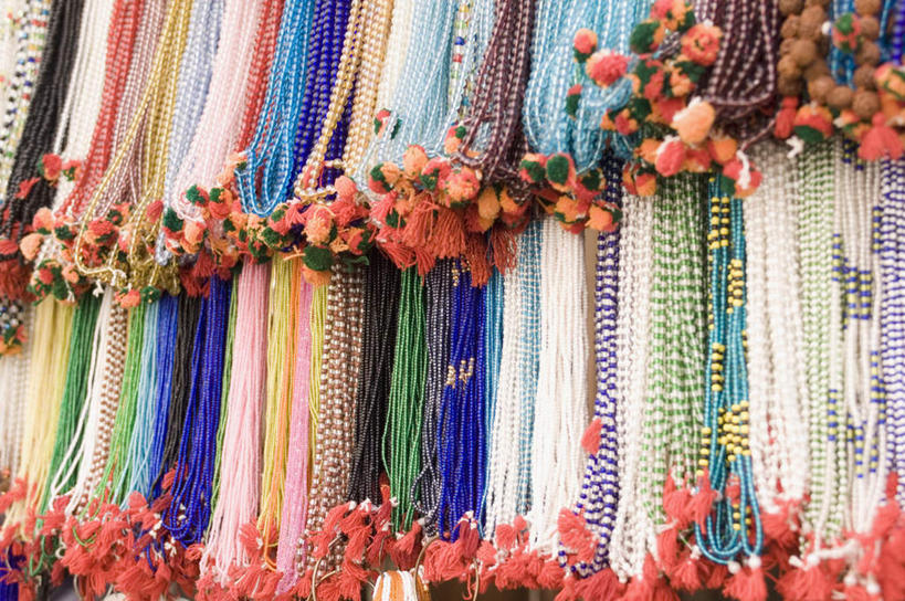 无人,商店,横图,室外,特写,白天,正面,购物,消费,静物,项链,一排,许多,整齐,很多,商铺,装饰品,排列,饰品,首饰,金融,队列,选购,贸易,血拼,市肆,商号,彩图,店铺