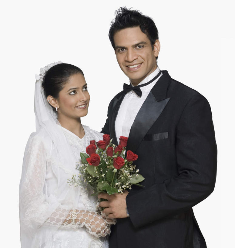 两个人,夫妻,新娘,新郎,捧,笑,微笑,露齿笑,竖图,室内,白天,白色背景,正面,婚纱,爱情,婚礼,快乐,幸福,纯洁,热情,玫瑰,亚洲,庆祝,盛开,玫瑰花,结婚,浪漫,花蕾,注视,花,花瓣,花朵,鲜花,红色,花苞,花蕊,观察,看,温暖,温馨,喜庆,恩爱,恋人,摄影,影棚,观看,纪念,和睦,察看,关注,感动,尊敬,天真,刺玫花,徘徊花,男人,男性,年轻男性,年轻女性,女人,女性,亚洲人,印度人,情侣,端,端着,捧着,手捧,半身,彩图,影棚拍摄,婚礼服,礼服,高兴,拍摄,伴侣,融洽