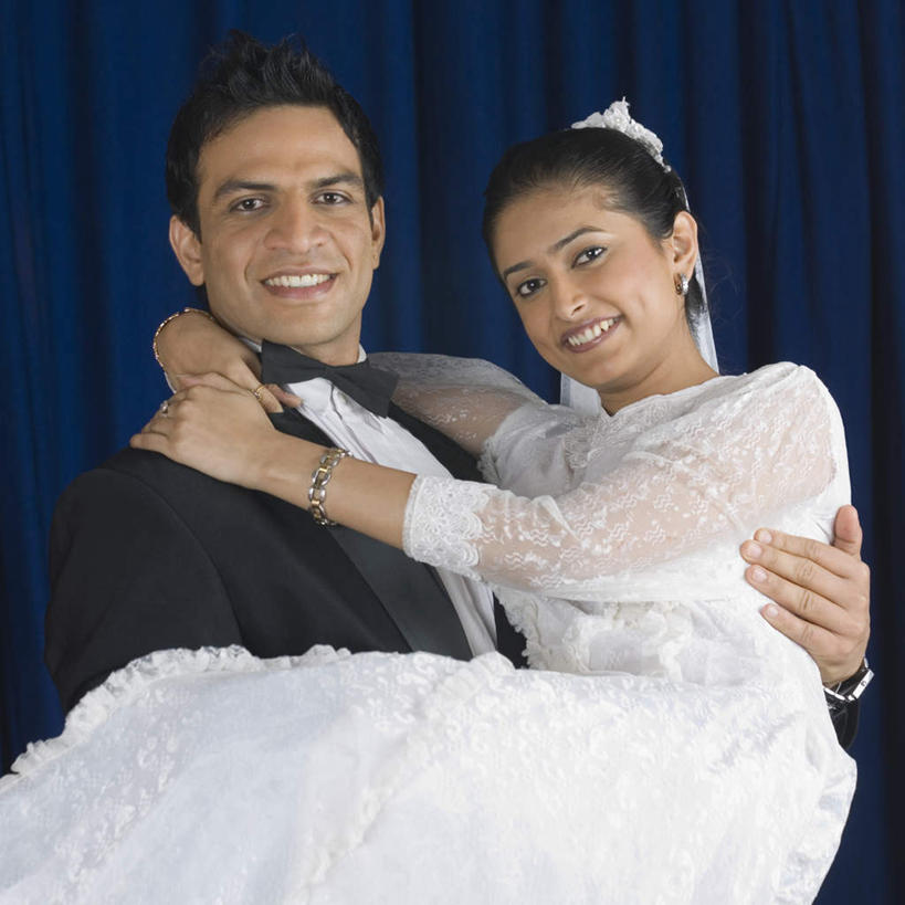 两个人,夫妻,新娘,新郎,抱,笑,微笑,露齿笑,横图,室内,白天,正面,婚纱,爱情,婚礼,快乐,亚洲,庆祝,结婚,浪漫,注视,蓝色,观察,看,喜庆,恩爱,恋人,帷幕,抱着,观看,纪念,察看,搂着,关注,帷幔,幕布,幕帘,帷幔布,男人,男性,年轻男性,年轻女性,女人,女性,亚洲人,印度人,情侣,搂,搂抱,半身,彩图,婚礼服,礼服,高兴,伴侣