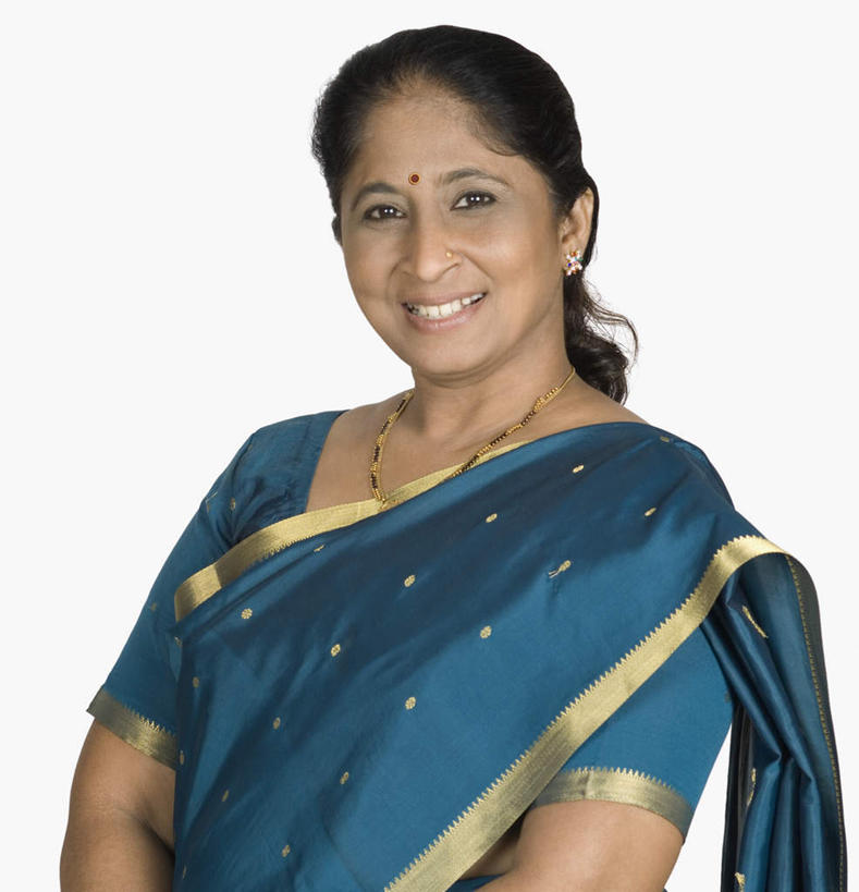 痣,一个人,站,笑,微笑,露齿笑,竖图,室内,白天,白色背景,正面,民族服装,项链,亚洲,仅一个女性,仅一个人,注视,装饰品,饰品,首饰,观察,看,祈福,站着,仅一个中年女性,摄影,服饰,影棚,观看,飘逸,察看,庄重,关注,追求,纱丽,吉祥痣,朱砂痣,雅致,避邪,消灾,纱丽服,清婉,妍丽,迪勒格,女人,女性,中年女性,亚洲人,印度人,站立,半身,彩图,影棚拍摄,传统服装,民俗服,拍摄,奢华