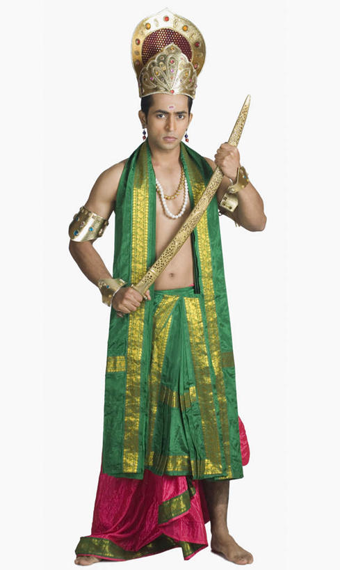 一个人,站,竖图,室内,白天,白色背景,正面,戏服,游戏,竞争,皇冠,亚洲,仅一个男性,仅一个人,表演,对抗,握,服装,冲突,拿,玩,拿着,注视,破坏,娱乐,仅一个年轻男性,衣服,观察,看,站着,休闲,武器,战争,握着,摄影,服饰,影棚,观看,活动,损坏,权威,察看,剑,攻击,威胁,衣着,穿着,对立,发泄,高贵,关注,矛盾,消遣,智力,兵器,防御,角色扮演,表演服,演出服,敌对,挫败,斗争,抗拒,抗衡,宣泄,杀伤,威慑,权力,统治,衣饰,演戏,道具服,危险,男人,男性,年轻男性,亚洲人,印度人,王冠,玩耍,嬉戏,站立,彩图,全身,影棚拍摄,拍摄