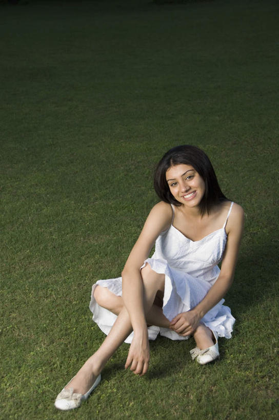 一个人,坐,笑,微笑,露齿笑,竖图,俯视,室外,白天,草地,草坪,植物,亚洲,仅一个年轻女性,仅一个女性,仅一个人,服装,注视,休闲装,草,衣服,绿色,观察,看,休闲,休闲服,服饰,观看,察看,关注,年轻女性,女人,女性,亚洲人,印度人,坐着,彩图,高角度拍摄,全身