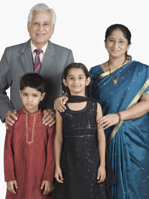 儿童,老年人,四个人,家庭,夫妻,祖母,祖父,站,笑,微笑,露齿笑,竖图,室内,白天,白色背景,正面,民族服装,衬衫,西装,爱情,纯洁,亚洲,套装,正装,领带,浪漫,注视,职业装,小孩,观察,看,站着,温暖,温馨,一家人,恩爱,可爱,童年,童趣,恋人,摄影,服饰,影棚,奶奶,爷爷,观看,飘逸,祖孙,和睦,察看,庄重,关注,追求,童真,烂漫,无邪,外婆,外孙女,外祖母,外公,外祖父,外孙,纱丽,外孙子,雅致,纱丽服,清婉,妍丽,天真,老年男性,老年女性,男孩,男人,男性,女孩,女人,女性,亚洲人,印度人,孩子,夫妇,情侣,孙女,孙子,站立,半身,彩图,影棚拍摄,衬衣,传统服装,民俗服,拍摄,伴侣,融洽,男生,女生,奢华