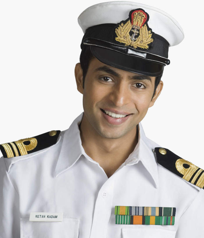 脸,头,脸颊,脖子,一个人,警察,警卫,笑,微笑,露齿笑,竖图,室内,特写,白天,白色背景,正面,工作服,制服,亚洲,仅一个男性,仅一个人,注视,肩膀,仅一个年轻男性,观察,看,摄影,影棚,观看,察看,关注,工作制服,男人,男性,年轻男性,亚洲人,印度人,头部,脖,颈,颈部,脸部,脸蛋,面部,保安,警卫员,看守,卫兵,半身,彩图,影棚拍摄,工作套服,拍摄