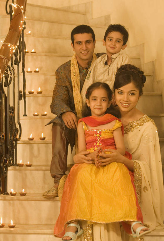 儿童,四个人,家庭,夫妻,母亲,父亲,女儿,儿子,栏杆,竖图,室内,白天,正面,民族服装,爱情,纯洁,楼梯,亚洲,装饰,扶手,阶梯,浪漫,注视,护栏,台阶,小孩,围巾,观察,看,温暖,温馨,父女,父子,母女,母子,一家人,恩爱,父爱,可爱,母爱,童年,童趣,恋人,服饰,围脖,观看,飘逸,保暖,华丽,点缀,和睦,察看,御寒,庄重,关注,追求,童真,烂漫,无邪,纱丽,衬托,美观,雅致,雅观,纱丽服,清婉,妍丽,天真,男孩,男人,男性,年轻男性,年轻女性,女孩,女人,女性,亚洲人,印度人,孩子,年轻人,夫妇,情侣,半身,彩图,传统服装,民俗服,伴侣,融洽,男生,女生,奢华