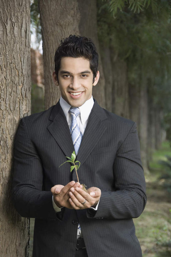 一个人,商务人士,商务男性,站,捧,笑,微笑,露齿笑,竖图,室外,白天,正面,衬衫,植物,亚洲,仅一个男性,仅一个人,套装,朦胧,模糊,泥土,领带,注视,树,树木,仅一个年轻男性,绿色,自然,嫩芽,观察,看,站着,生长,成长,观看,察看,象征,庄重,关注,商务装,身份,工薪阶层,正式,地位,男人,男性,年轻男性,亚洲人,印度人,白领,上班族,端,端着,捧着,手捧,站立,半身,彩图,衬衣