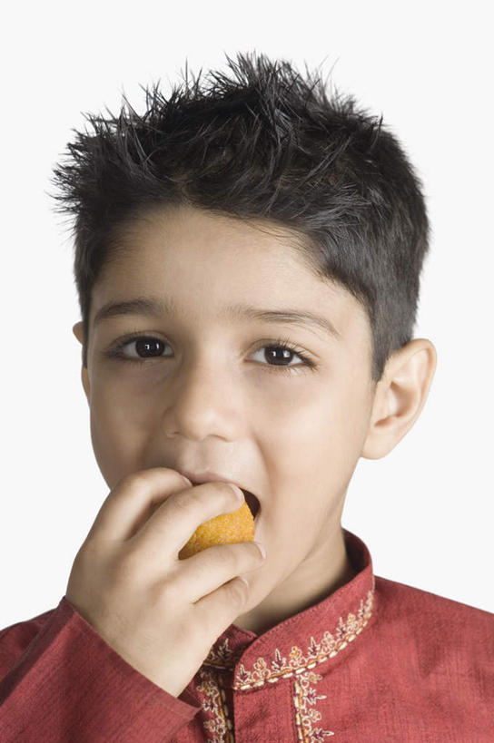 儿童,脸,头,脸颊,手,一个人,吃,竖图,室内,特写,白天,白色背景,正面,民族服装,亚洲,仅一个男性,仅一个人,握,咬,服装,拿,拿着,注视,小孩,衣服,观察,看,仅一个小孩,手部,握着,摄影,服饰,影棚,观看,单手,咬着,察看,衣着,穿着,关注,衣饰,男孩,男人,男性,亚洲人,印度人,孩子,头部,脸部,脸蛋,面部,嚼,食,半身,彩图,影棚拍摄,传统服装,民俗服,拍摄,男生