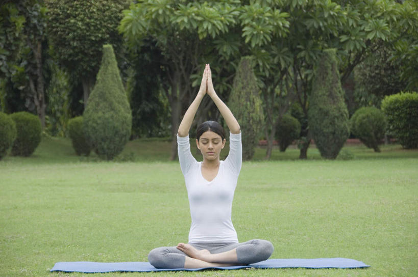 一个人,举,闭眼,盘腿,横图,室外,白天,正面,锻炼,瑜伽,运动,草地,草坪,植物,亚洲,仅一个年轻女性,仅一个女性,仅一个人,祝福,草,树,树木,虔诚,绿色,自然,祈祷,双手合十,托,养生,生长,成长,感谢,合掌,合十礼,合掌礼,合十,莲华合掌,感恩,体育,年轻女性,女人,女性,亚洲人,印度人,闭眼睛,闭着眼,闭着眼睛,举起,举手,举着,盘腿而坐,盘膝,盘着腿的,盘着腿坐,双腿交叉,向上举,向上伸,向上托,彩图,全身,健身