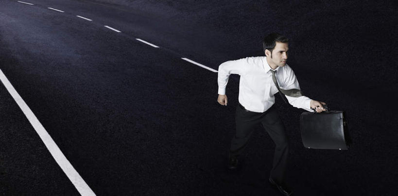 一个人,商务人士,商务男性,跑,横图,俯视,室外,白天,衬衫,锻炼,运动,道路,路,公路,亚洲,仅一个男性,仅一个人,握,套装,包,公文包,分界线,停车线,交通,拿,拿着,注视,仅一个年轻男性,观察,看,握着,公事包,观看,车行道,车行道分界线,察看,关注,标线,商务装,工薪阶层,车行线,体育,男人,男性,年轻男性,亚洲人,印度人,白领,上班族,马路,跑步,彩图,高角度拍摄,全身,衬衣,健身