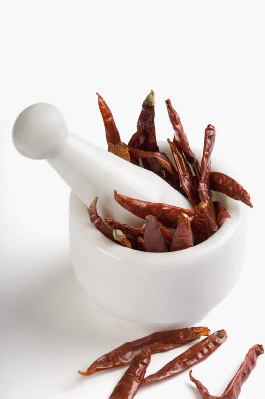 无人,竖图,俯视,室内,特写,白天,白色背景,桌面,桌子,辣椒,蔬菜,阴影,新鲜,反射,木制,影子,食品,食物,木制品,器皿,摄影,有机食品,绿色食品,影棚,研磨,臼杵,辣角,红海椒,大椒,辣虎,广椒,研杵,研钵,臼,辣子,红辣椒,海椒,番椒,彩图,高角度拍摄,影棚拍摄,拍摄