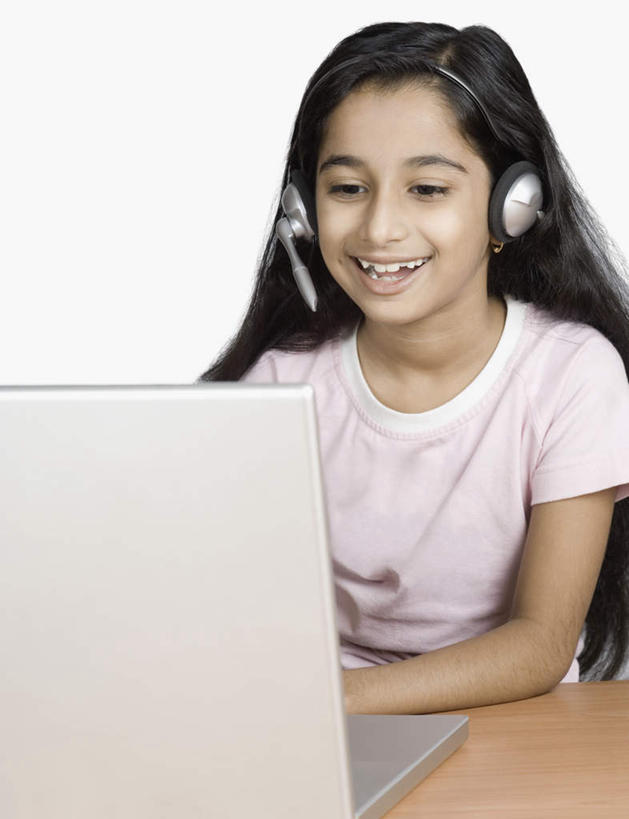 儿童,一个人,坐,笑,微笑,露齿笑,竖图,室内,白天,白色背景,正面,快乐,满意,幸福,纯洁,电脑,笔记本电脑,亚洲,仅一个女性,仅一个人,网络,音响,音乐,注视,娱乐,通讯设备,小孩,耳机,观察,看,仅一个小孩,享受,休闲,放松,可爱,童年,童趣,摄影,影棚,观看,察看,无线,舒适,享乐,关注,通信设备,无线网络,无线上网,便携式电脑,童真,烂漫,无邪,天真,手提电脑,女孩,女人,女性,亚洲人,印度人,孩子,坐着,半身,彩图,影棚拍摄,拍摄,女生