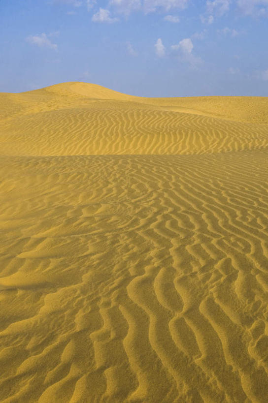 无人,竖图,室外,白天,正面,旅游,度假,美景,沙漠,印度,亚洲,阴影,光线,纹路,纹理,影子,景观,云,云朵,云彩,娱乐,蓝色,白云,蓝天,天空,阳光,自然,天,享受,休闲,景色,放松,晴朗,自然风光,南亚,肌理,首府,拉贾斯坦邦,拉贾斯坦,印度共和国,红粉之城,斋普尔,大漠,砂漠,晴空,彩图