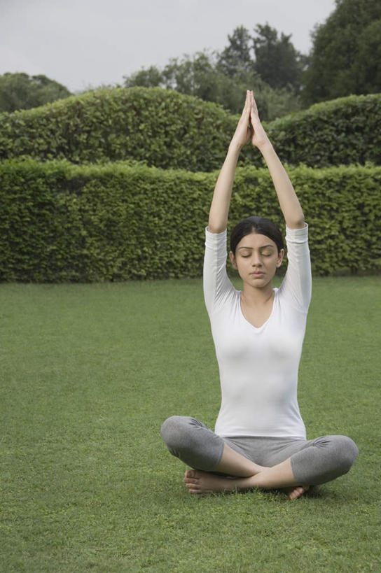 一个人,举,闭眼,盘腿,竖图,室外,白天,正面,锻炼,瑜伽,运动,草地,草坪,植物,亚洲,仅一个年轻女性,仅一个女性,仅一个人,祝福,草,树,树木,虔诚,绿色,自然,祈祷,双手合十,托,养生,生长,成长,感谢,合掌,合十礼,合掌礼,合十,莲华合掌,感恩,体育,年轻女性,女人,女性,亚洲人,印度人,闭眼睛,闭着眼,闭着眼睛,举起,举手,举着,盘腿而坐,盘膝,盘着腿的,盘着腿坐,双腿交叉,向上举,向上伸,向上托,彩图,全身,健身