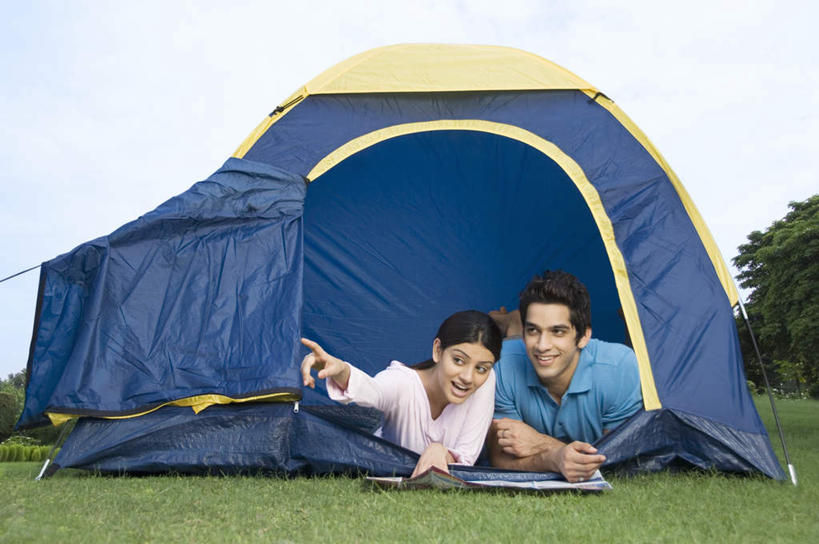 两个人,家庭,夫妻,躺,横图,室外,白天,正面,爱情,草地,草坪,植物,道路,地图,亚洲,指,阴影,服装,光线,信息,影子,帐篷,云,云朵,交通,浪漫,云彩,注视,指点,休闲装,方向,草,树,树木,衣服,蓝色,绿色,白云,蓝天,天空,阳光,自然,天,观察,看,休闲,温暖,温馨,一家人,休闲服,恩爱,恋人,服饰,生长,晴朗,成长,观看,引导,指引,和睦,察看,指向,关注,露营,野营,宿营,卧着,男人,男性,年轻男性,年轻女性,女人,女性,亚洲人,印度人,年轻人,夫妇,情侣,晴空,躺着,卧,彩图,全身,伴侣,融洽,导航