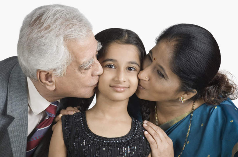 儿童,老年人,三个人,家庭,夫妻,祖母,祖父,笑,吻,微笑,横图,室内,白天,白色背景,正面,民族服装,衬衫,西装,爱情,纯洁,项链,亚洲,套装,正装,领带,浪漫,注视,职业装,装饰品,小孩,饰品,首饰,观察,看,温暖,温馨,一家人,恩爱,可爱,童年,童趣,恋人,摄影,服饰,影棚,奶奶,爷爷,观看,飘逸,祖孙,和睦,察看,庄重,关注,追求,童真,烂漫,无邪,外婆,外孙女,外祖母,外公,外祖父,外孙,纱丽,外孙子,雅致,纱丽服,清婉,妍丽,天真,老年男性,老年女性,男孩,男人,男性,女孩,女人,女性,亚洲人,印度人,孩子,夫妇,情侣,孙女,孙子,亲,亲吻,半身,彩图,影棚拍摄,衬衣,传统服装,民俗服,拍摄,伴侣,融洽,男生,女生,奢华