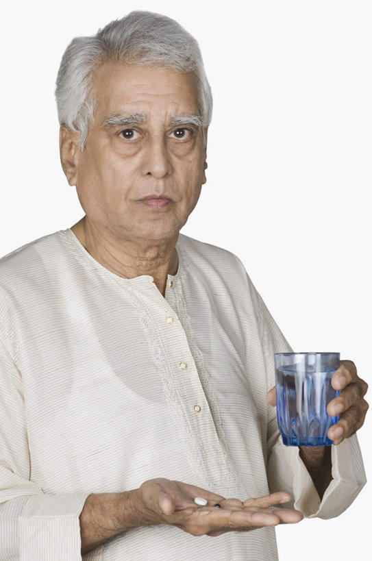 一个人,站,竖图,室内,白天,白色背景,正面,民族服装,安全,水,杯子,亚洲,仅一个男性,仅一个人,握,服装,药剂,药丸,液体,防护,拿,拿着,注视,饮用水,药片,玻璃制品,一个,衣服,水杯,药品,矿泉水,观察,看,站着,仅一个老年男性,治疗,握着,摄影,服饰,影棚,单个,观看,保护,药物,察看,医疗,衣着,穿着,关注,保险,预防,蒸馏水,衣饰,平安,老年男性,男人,男性,亚洲人,印度人,玻璃杯,站立,半身,彩图,影棚拍摄,传统服装,民俗服,拍摄