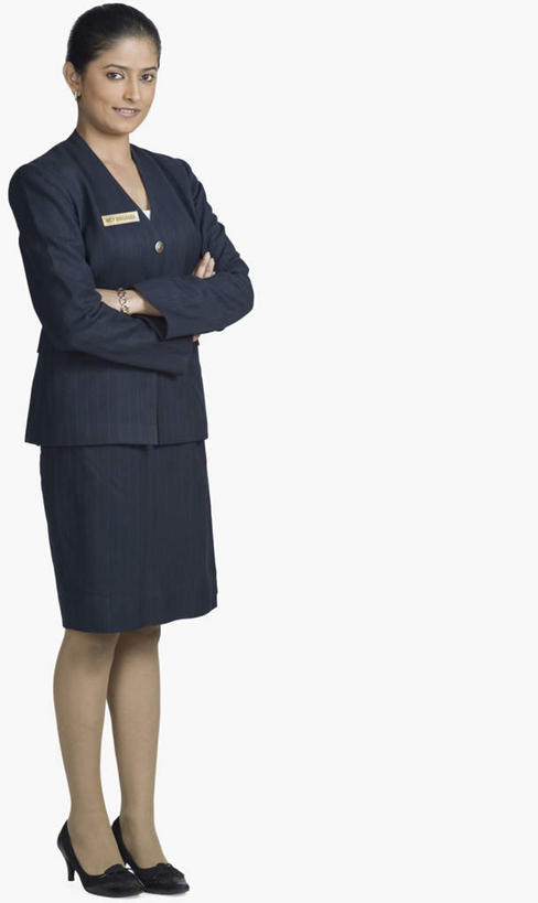 一个人,商务人士,商务女性,站,笑,双手交叉,微笑,露齿笑,竖图,室内,白天,白色背景,正面,亚洲,仅一个年轻女性,仅一个女性,仅一个人,套装,注视,标识,吊牌,胸牌,观察,看,站着,摄影,影棚,观看,察看,徽章,双手抱胸,关注,商务装,身份,工薪阶层,胸章,胸卡,编号牌,雕刻牌,工号牌,胸号牌,胸徽,员工牌,年轻女性,女人,女性,亚洲人,印度人,白领,上班族,站立,彩图,全身,影棚拍摄,拍摄