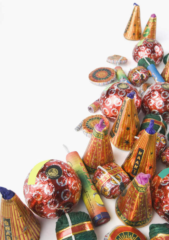 点心,无人,竖图,俯视,室内,特写,白天,白色背景,烟火,许多,食品,很多,凌乱,食物,焰火,饼干,零食,摄影,影棚,混乱,礼花,花炮,礼花炮,纷乱,缭乱,庞杂,烟花,彩图,高角度拍摄,影棚拍摄,拍摄