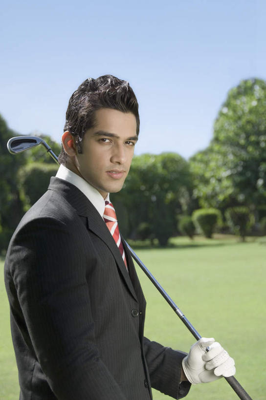 一个人,商务人士,商务男性,竖图,室外,白天,侧面,衬衫,安全,草地,草坪,植物,亚洲,仅一个男性,仅一个人,阴影,套装,光线,高尔夫,高尔夫球,影子,球场,防护,领带,注视,高尔夫球场,草,树,树木,仅一个年轻男性,蓝色,绿色,蓝天,天空,阳光,自然,手套,天,观察,看,生长,晴朗,成长,观看,保护,察看,高尔夫球杆,象征,庄重,关注,保险,商务装,身份,绿茵场,工薪阶层,高尔夫运动,高尔夫球具,万里无云,保全,周全,安稳,安定,正式,地位,防护手套,平安,男人,男性,年轻男性,亚洲人,印度人,白领,上班族,晴空,晴空万里,半身,彩图,衬衣