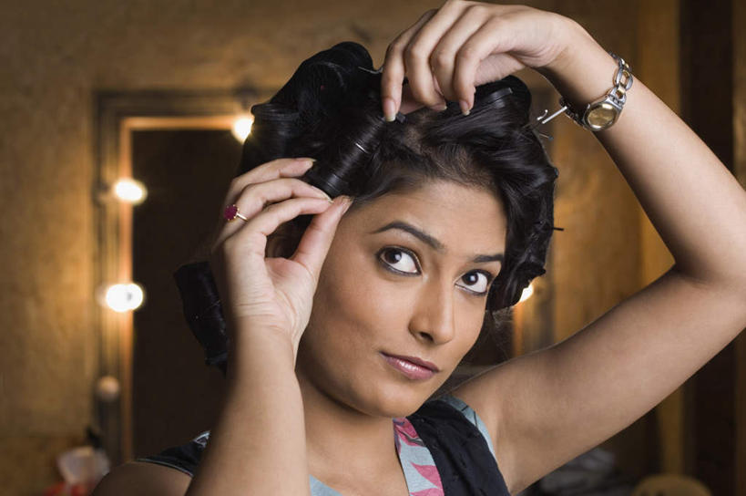 脸,头,脸颊,一个人,笑,微笑,横图,室内,特写,白天,正面,化妆,美容,镜子,照明,亚洲,仅一个年轻女性,仅一个女性,仅一个人,握,阴影,服装,时间,反射,光线,灯泡,时钟,手表,影子,灯光,拿,计时,拿着,注视,休闲装,灯,衣服,化妆镜,灯具,钟表,观察,看,休闲,休闲服,表,握着,服饰,白炽灯,观看,卷发棒,卷发器,腕表,照亮,镜像,察看,镜面,关注,烫发器,照明工具,光学,白炽灯泡,年轻女性,女人,女性,亚洲人,印度人,头部,脸部,脸蛋,面部,钟,半身,彩图