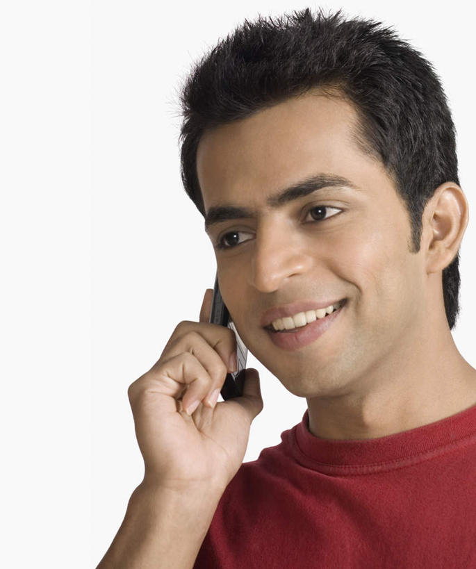 脸,头,脸颊,手,一个人,笑,打电话,微笑,露齿笑,竖图,室内,特写,白天,白色背景,正面,电话,手机,亚洲,仅一个男性,仅一个人,握,拿,拿着,注视,通讯设备,仅一个年轻男性,观察,看,手部,握着,摄影,影棚,观看,单手,察看,关注,交流,男人,男性,年轻男性,亚洲人,印度人,头部,脸部,脸蛋,面部,沟通,通话,半身,彩图,影棚拍摄,拍摄