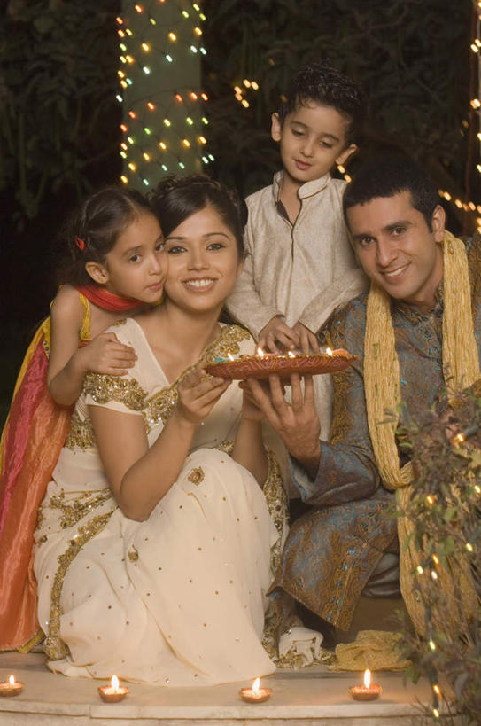 儿童,四个人,家庭,夫妻,母亲,父亲,女儿,儿子,站,蹲,笑,微笑,露齿笑,竖图,室外,夜晚,正面,民族服装,爱情,纯洁,蜡烛,照明,亚洲,阴影,装饰,光线,灯泡,火焰,影子,烛光,灯光,浪漫,燃烧,注视,灯,小孩,围巾,灯具,点燃,观察,看,站着,温暖,温馨,父女,父子,母女,母子,一家人,恩爱,父爱,可爱,母爱,童年,童趣,恋人,服饰,白炽灯,围脖,观看,飘逸,保暖,华丽,照亮,点缀,和睦,察看,御寒,庄重,关注,追求,童真,烂漫,无邪,照明工具,纱丽,白炽灯泡,衬托,美观,雅致,雅观,纱丽服,清婉,妍丽,天真,男孩,男人,男性,年轻男性,年轻女性,女孩,女人,女性,亚洲人,印度人,孩子,年轻人,夫妇,情侣,蹲着,站立,半身,彩图,传统服装,民俗服,伴侣,融洽,男生,女生,奢华