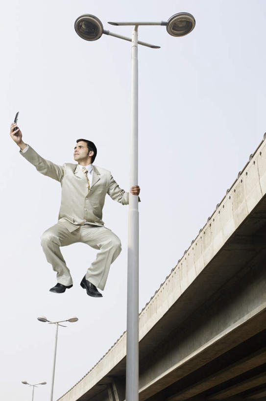 一个人,无人,商务人士,商务男性,打电话,竖图,室内,白天,仰视,衬衫,数码,科技,路灯,电话,手机,照明,亚洲,仅一个男性,仅一个人,阴影,套装,光线,网络,影子,灯光,半空,高光,几何,计算机图形,合成,注视,通讯设备,灯,仅一个年轻男性,蓝色,蓝天,天空,阳光,天,观察,看,抓,腾空,晴朗,观看,照亮,电脑合成图,数码合成图,察看,合成图,照明设备,关注,商务装,工薪阶层,万里无云,写实,具体,具象,交流,男人,男性,年轻男性,亚洲人,印度人,白领,上班族,晴空,晴空万里,沟通,通话,彩图,低角度拍摄,全身,衬衣