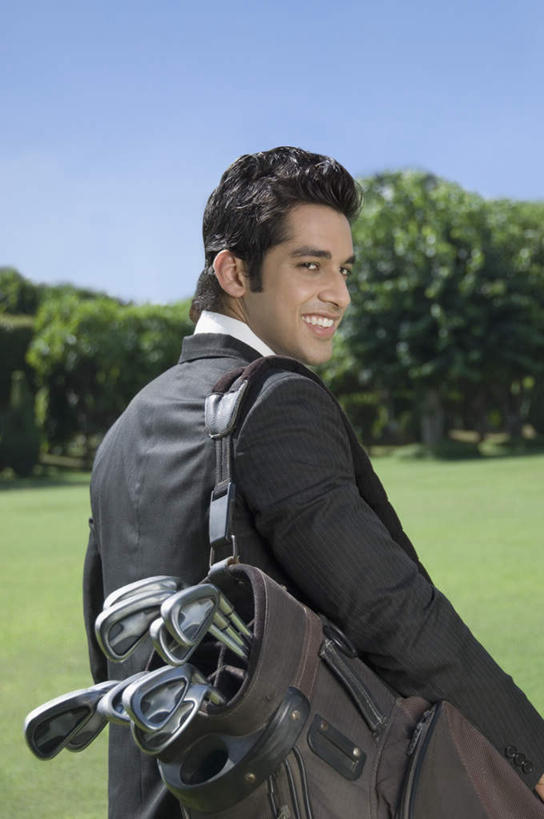 一个人,商务人士,商务男性,笑,微笑,露齿笑,竖图,室外,白天,衬衫,草地,草坪,植物,亚洲,仅一个男性,仅一个人,阴影,套装,光线,高尔夫,高尔夫球,影子,扭头,注视,草,树,树木,仅一个年轻男性,背面,蓝色,绿色,蓝天,天空,阳光,自然,天,观察,看,转头,生长,晴朗,成长,观看,察看,高尔夫球杆,关注,商务装,工薪阶层,高尔夫运动,高尔夫球具,高尔夫球杆包,高尔夫拉杆箱,高尔夫拉杆包,万里无云,男人,男性,年轻男性,亚洲人,印度人,白领,上班族,晴空,晴空万里,半身,彩图,衬衣