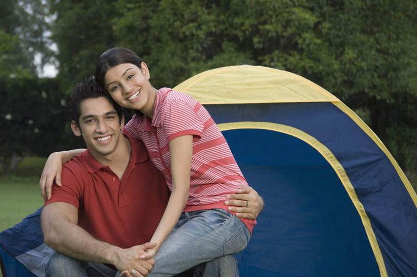 两个人,家庭,夫妻,坐,抱,笑,微笑,露齿笑,横图,室外,白天,正面,爱情,草地,草坪,植物,亚洲,服装,帐篷,浪漫,注视,休闲装,草,树,树木,衣服,绿色,自然,观察,看,休闲,温暖,温馨,一家人,休闲服,恩爱,恋人,服饰,生长,成长,抱着,观看,和睦,察看,搂着,关注,露营,野营,宿营,男人,男性,年轻男性,年轻女性,女人,女性,亚洲人,印度人,年轻人,夫妇,情侣,怀抱,搂,搂抱,相抱,拥抱,坐着,半身,彩图,伴侣,融洽