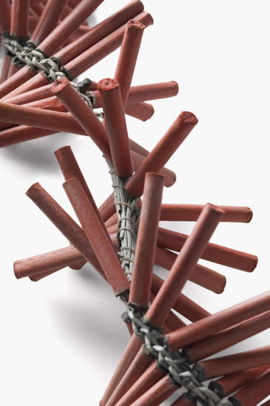 无人,竖图,俯视,室内,特写,白天,白色背景,桌面,桌子,静物,鞭炮,一排,阴影,整齐,并列,并排,反射,木制,影子,排列,木制品,摄影,影棚,队列,平行,爆竿,爆仗,爆竹,鞭爆,炮仗,彩图,高角度拍摄,影棚拍摄,拍摄