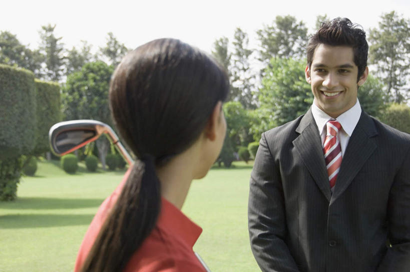 背部,两个人,商务人士,商务男性,站,笑,微笑,露齿笑,横图,室外,白天,正面,衬衫,草地,草坪,植物,亚洲,阴影,套装,光线,高尔夫,高尔夫球,影子,注视,草,树,树木,绿色,阳光,自然,观察,看,站着,生长,成长,观看,察看,高尔夫球杆,关注,商务装,工薪阶层,高尔夫运动,高尔夫球具,男人,男性,年轻男性,年轻女性,女人,女性,亚洲人,印度人,白领,上班族,站立,半身,彩图,衬衣