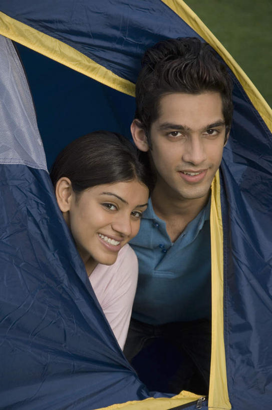 两个人,家庭,夫妻,坐,笑,微笑,露齿笑,竖图,室外,白天,正面,爱情,草地,草坪,植物,亚洲,服装,帐篷,浪漫,注视,休闲装,草,衣服,绿色,观察,看,休闲,温暖,温馨,一家人,休闲服,恩爱,恋人,服饰,观看,和睦,察看,关注,露营,野营,宿营,男人,男性,年轻男性,年轻女性,女人,女性,亚洲人,印度人,年轻人,夫妇,情侣,坐着,半身,彩图,伴侣,融洽