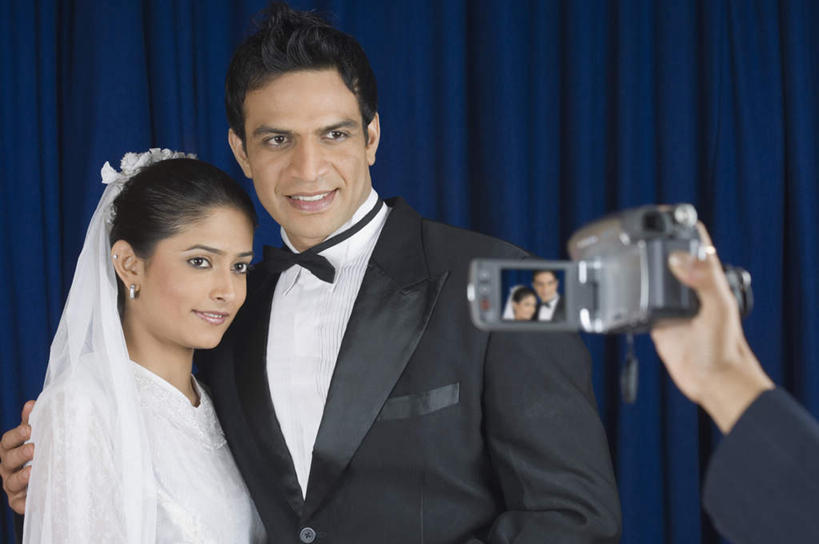 手,三个人,夫妻,新娘,新郎,抱,笑,微笑,露齿笑,横图,室内,白天,正面,婚纱,爱情,婚礼,快乐,相机,亚洲,庆祝,结婚,浪漫,注视,拍照,蓝色,数码相机,观察,看,喜庆,手部,恩爱,恋人,摄影,帷幕,抱着,观看,纪念,察看,搂着,关注,帷幔,幕布,幕帘,帷幔布,男人,男性,年轻男性,年轻女性,女人,女性,亚洲人,印度人,情侣,照相机,搂,搂抱,半身,彩图,婚礼服,礼服,高兴,照相,伴侣