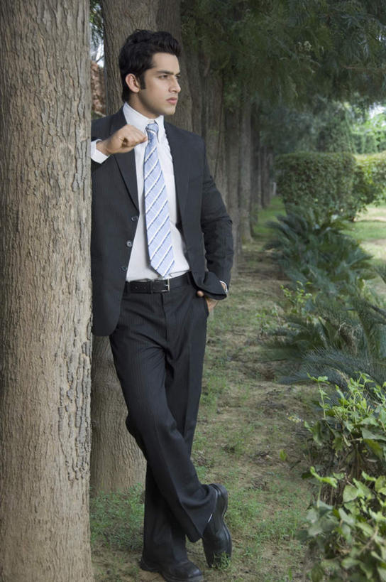 一个人,商务人士,商务男性,站,竖图,室外,白天,正面,衬衫,草地,草坪,植物,亚洲,仅一个男性,仅一个人,套装,领带,注视,草,树,树木,仅一个年轻男性,绿色,自然,观察,看,靠,靠着,倚靠,站着,生长,成长,观看,察看,倚着,象征,庄重,关注,商务装,身份,工薪阶层,正式,地位,男人,男性,年轻男性,亚洲人,印度人,白领,上班族,站立,彩图,全身,衬衣