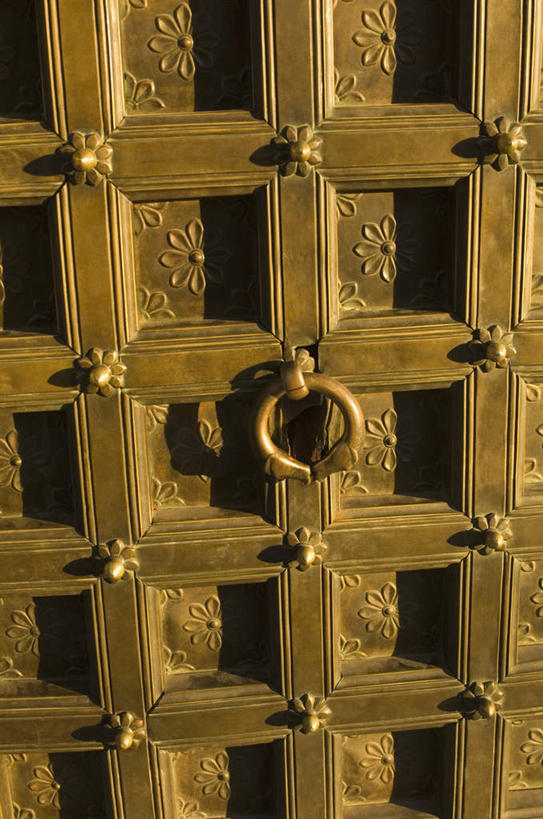 无人,家,宫殿,竖图,室外,特写,白天,正面,别墅,门,静物,阴影,光线,影子,房屋,屋子,公寓,门环,洋房,楼房,住宅,阳光,门框,金色,富贵,豪宅,忠诚,富丽,名誉,荣华,彩图,房子