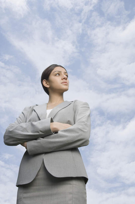 一个人,商务人士,商务女性,站,双手交叉,竖图,室外,白天,仰视,亚洲,仅一个年轻女性,仅一个女性,仅一个人,阴影,套装,光线,影子,云,云朵,云彩,注视,蓝色,白云,蓝天,天空,阳光,天,观察,看,站着,晴朗,观看,察看,双手抱胸,关注,商务装,工薪阶层,年轻女性,女人,女性,亚洲人,印度人,白领,上班族,晴空,站立,半身,彩图,低角度拍摄