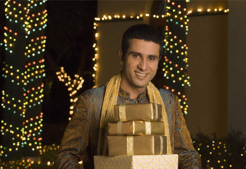 一个人,站,捧,笑,微笑,露齿笑,横图,室内,夜晚,正面,民族服装,礼盒,礼物,照明,亚洲,仅一个男性,仅一个人,阴影,服装,装饰,光线,灯泡,影子,纸盒,灯光,注视,灯,盒子,仅一个年轻男性,衣服,包装盒,围巾,礼品盒,灯具,观察,看,站着,温暖,服饰,礼品,白炽灯,围脖,观看,保暖,华丽,照亮,点缀,察看,衣着,御寒,穿着,关注,照明工具,白炽灯泡,衬托,美观,雅致,雅观,衣饰,男人,男性,年轻男性,亚洲人,印度人,端,端着,捧着,手捧,站立,半身,彩图,传统服装,民俗服