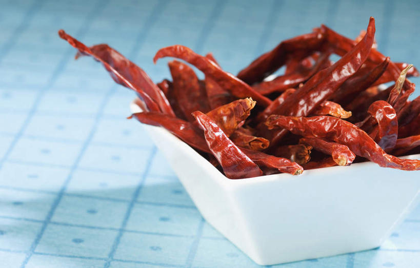 无人,横图,俯视,室内,特写,白天,桌面,桌子,辣椒,蔬菜,一堆,阴影,堆叠,堆积,新鲜,反射,木制,布料,影子,陶瓷,食品,陶瓷制品,布纹,桌布,食物,一个,餐巾,木制品,容器,台布,碗,有机食品,绿色食品,单个,储藏,堆,储存,辣角,红海椒,大椒,辣虎,广椒,辣子,红辣椒,海椒,番椒,彩图,高角度拍摄,贮存