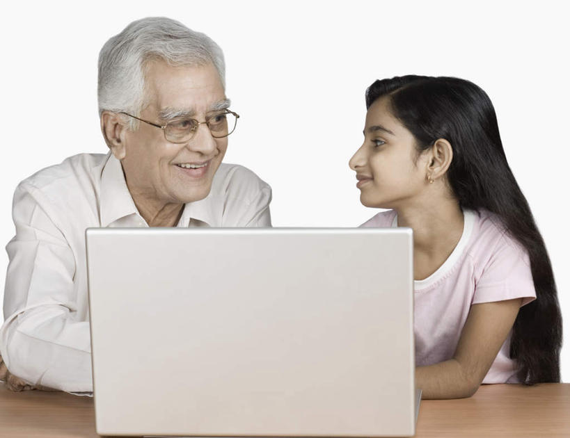 儿童,老年人,两个人,家庭,祖父,坐,笑,微笑,露齿笑,横图,室内,白天,白色背景,正面,纯洁,电脑,笔记本电脑,桌面,桌子,亚洲,服装,网络,木制,眼镜,注视,休闲装,通讯设备,小孩,衣服,木制品,观察,看,休闲,温暖,温馨,一家人,休闲服,可爱,童年,童趣,摄影,服饰,影棚,爷爷,观看,祖孙,老花镜,和睦,察看,无线,关注,通信设备,无线网络,无线上网,便携式电脑,童真,烂漫,无邪,外孙女,外公,外祖父,远视眼镜,天真,手提电脑,老年男性,男人,男性,女孩,亚洲人,印度人,孩子,孙女,坐着,半身,彩图,影棚拍摄,拍摄,融洽,女生
