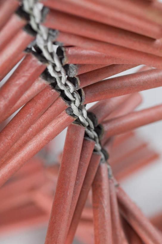 无人,竖图,俯视,室内,特写,白天,白色背景,静物,鞭炮,一排,朦胧,模糊,整齐,并列,并排,排列,摄影,影棚,队列,平行,爆竿,爆仗,爆竹,鞭爆,炮仗,彩图,高角度拍摄,影棚拍摄,拍摄